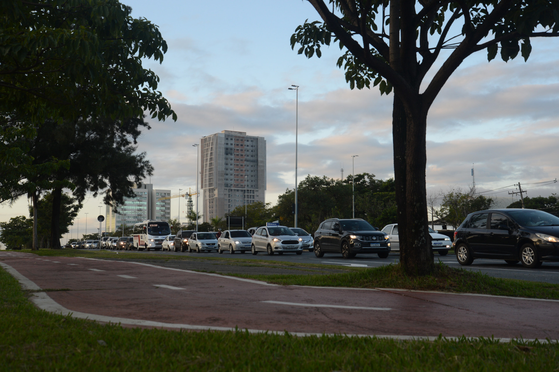 Avenida Engenheiro Carlos Reinaldo Mendes, no Alto da Boa Vista, é o mais novo centro de atração de negócios da cidade e tem recebido investimentos imobiliários -- com prédios de escritórios e até mesmo residenciais -- além de serviços de várias naturezas, o que acaba atraindo muita gente