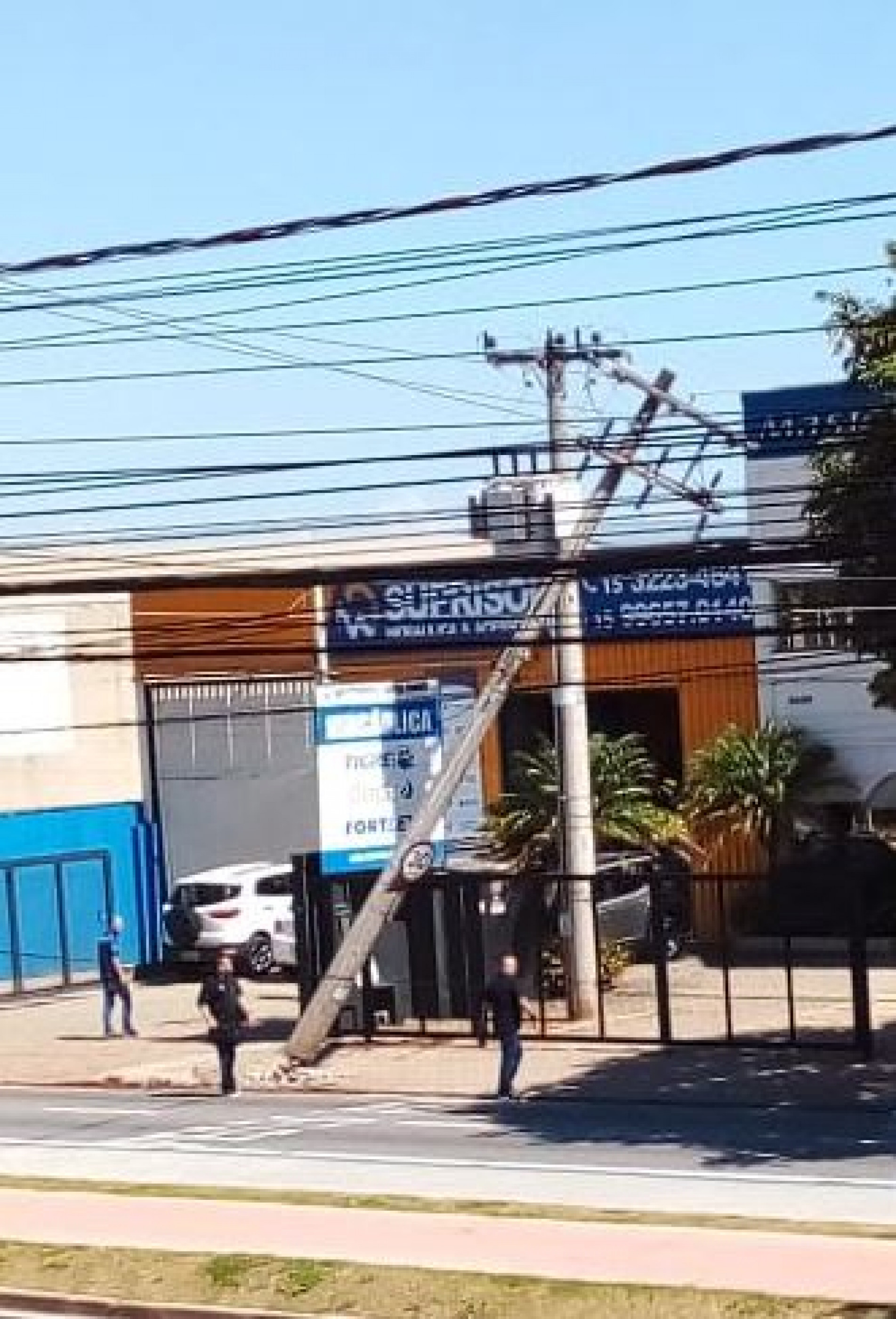 Poste caiu nesta terça-feira na avenida Ipanema