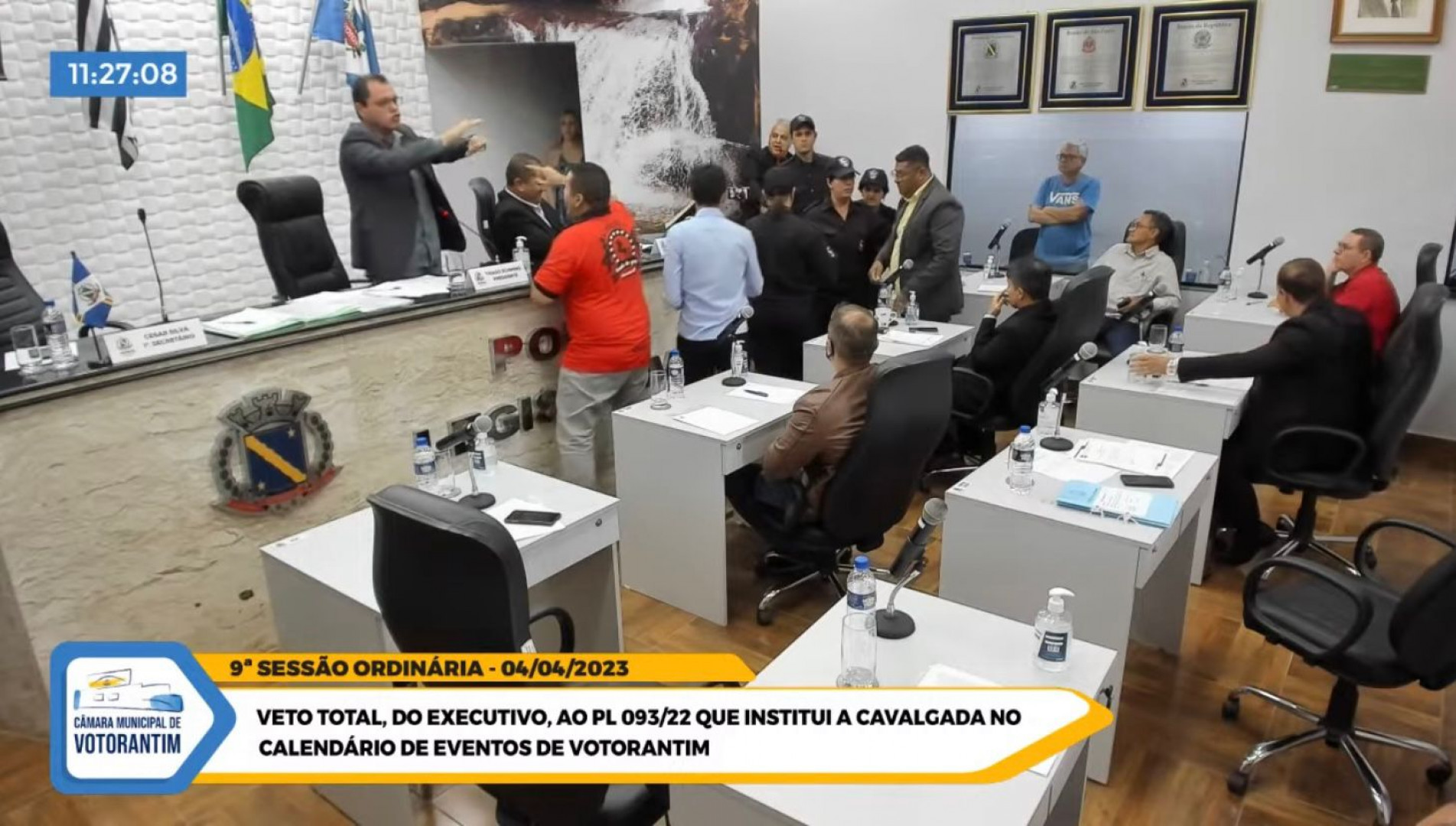 Presidente da Câmara de Votorantim encerra sessão aos gritos após briga entre vereadores
