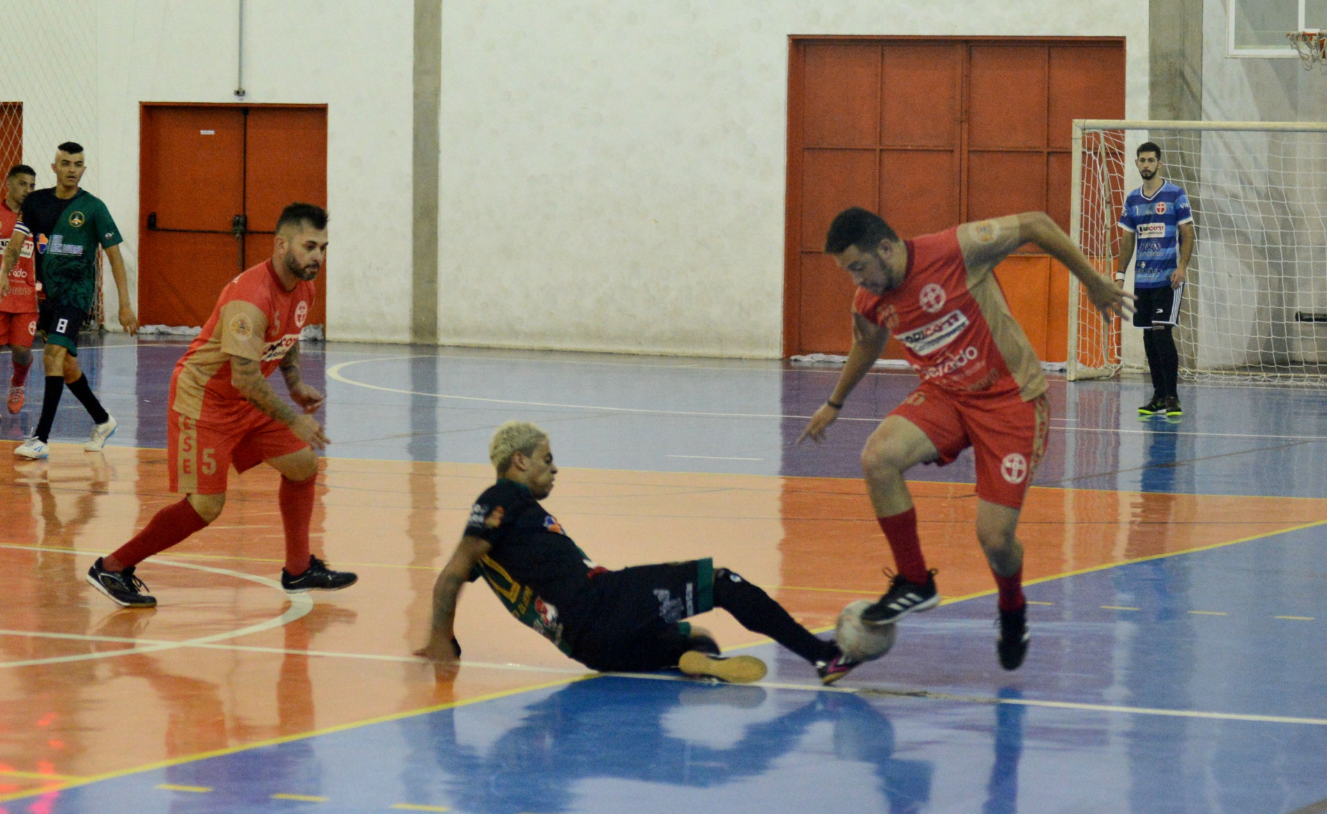 Santo Expedito / Sese (vermelho) ganhou ontem do Reis do Futsal por 2 a 1