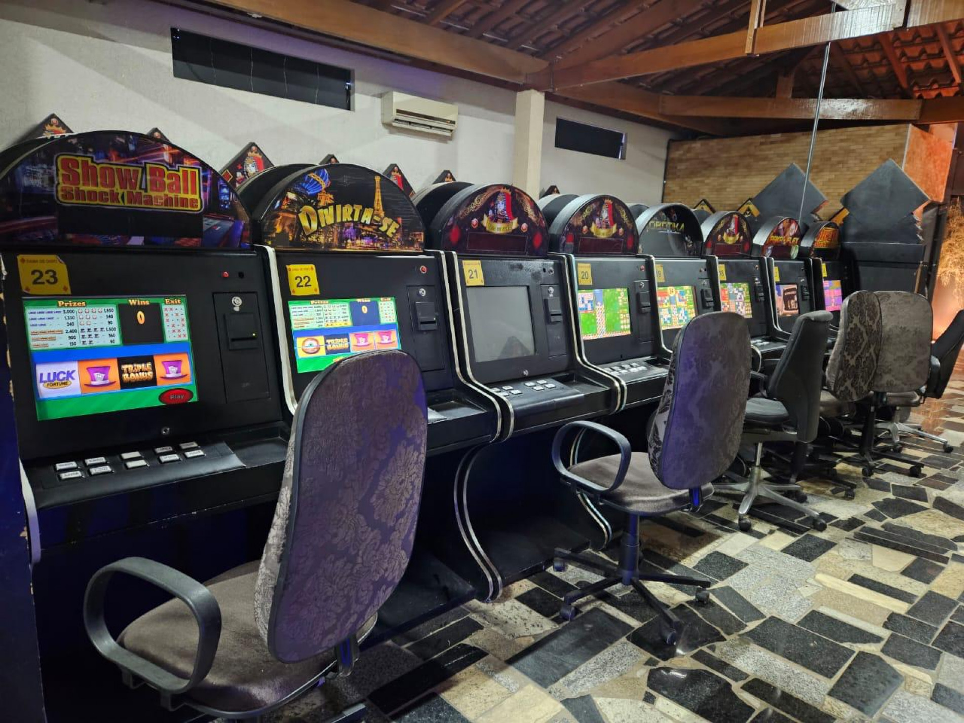 No local, 48 máquinas caça-níqueis foram encontradas