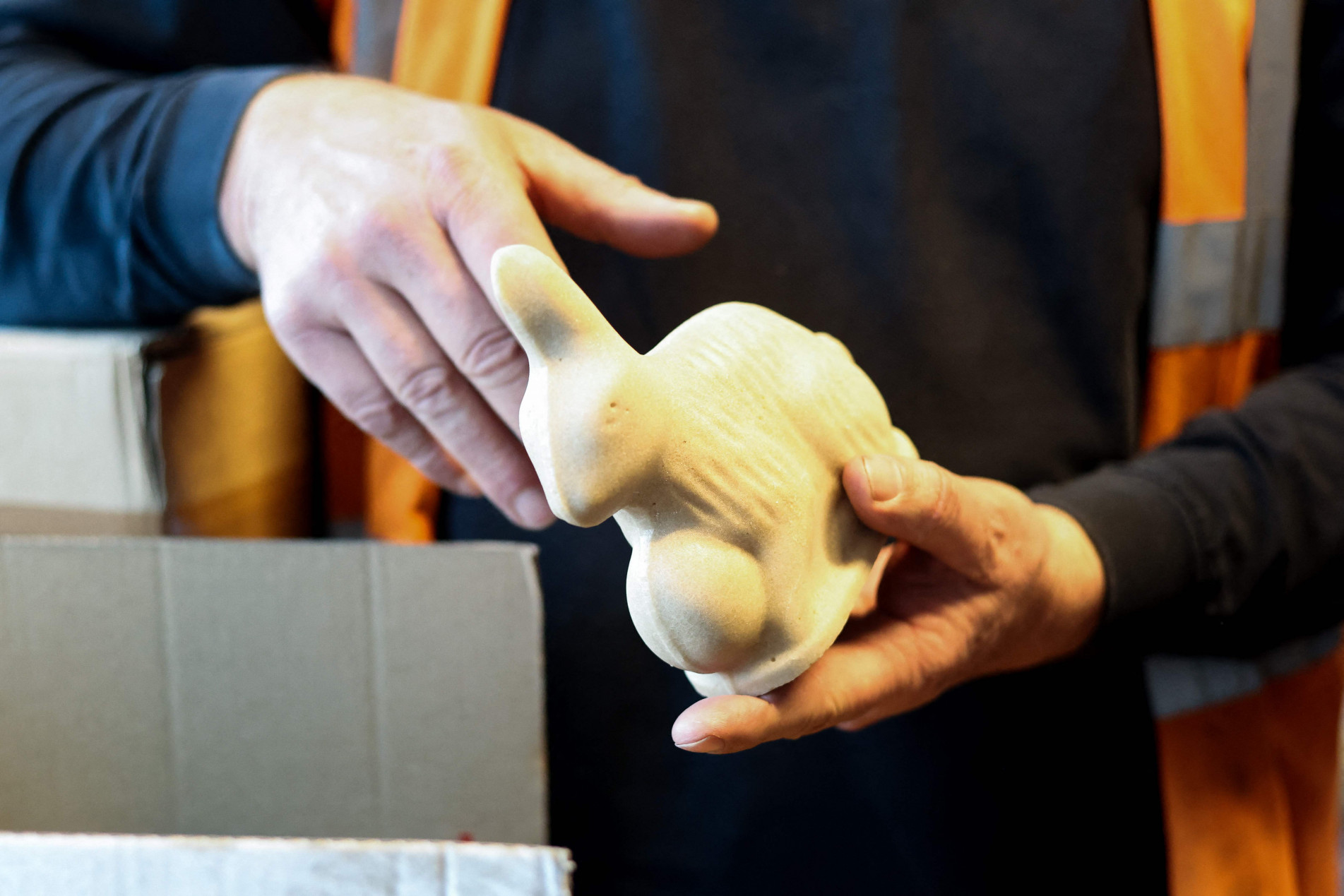 Oficial da Alf&acirc;ndega belga analisa lote de coelho da P&aacute;scoa apreendido