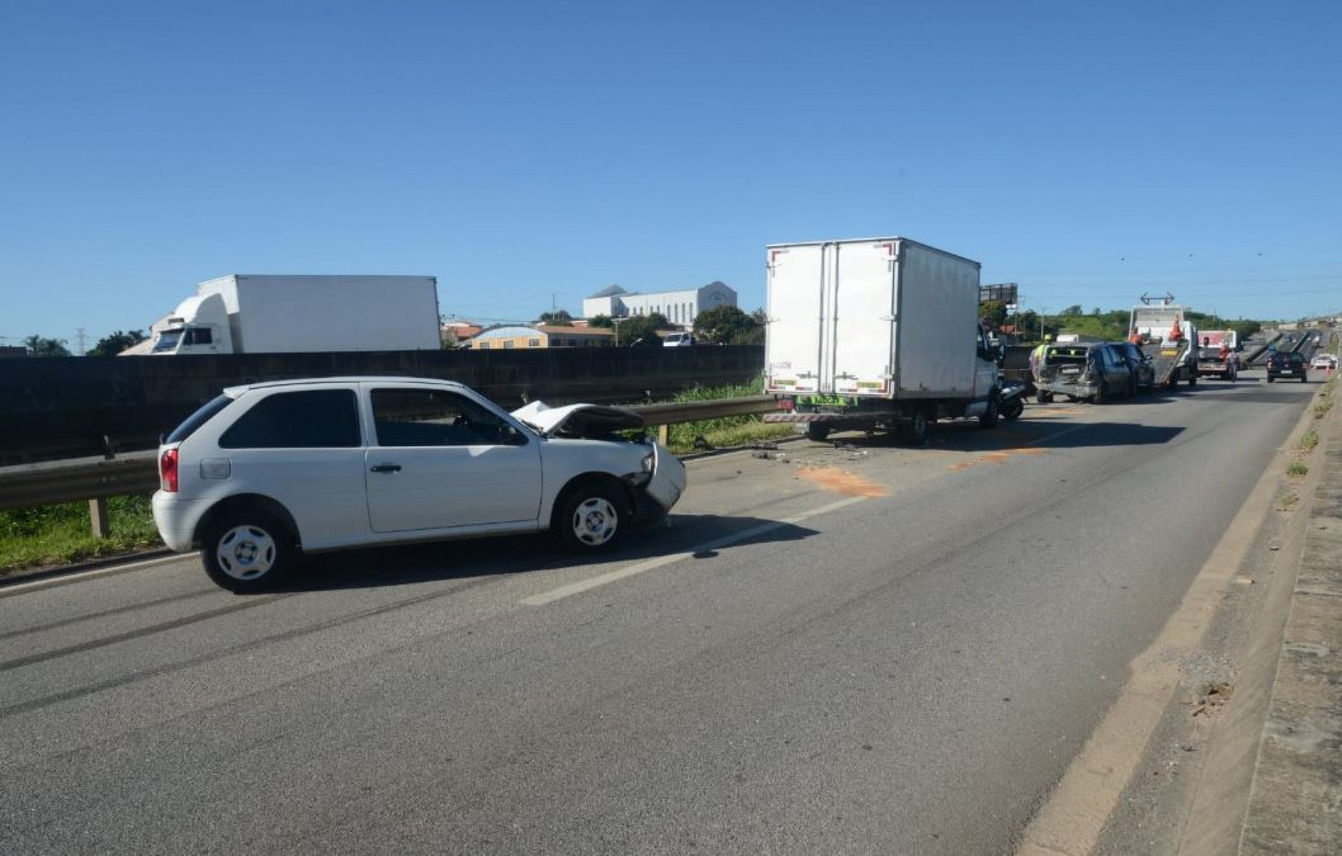 Batida entre carros deixa oito feridos na rodovia Raposo Tavares