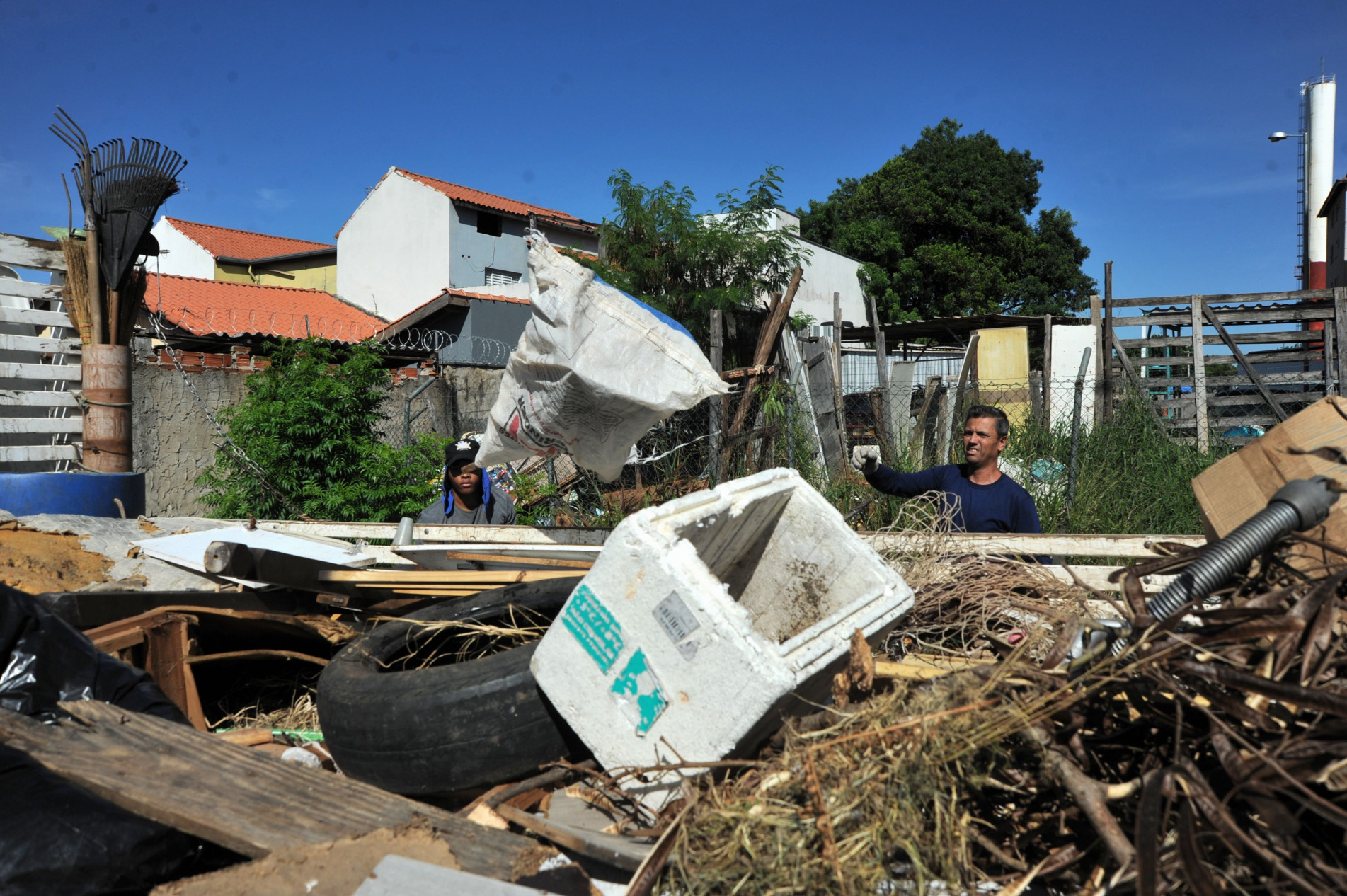 Ações anteriores resultaram no recolhimento de aproximadamente 15 toneladas de entulhos