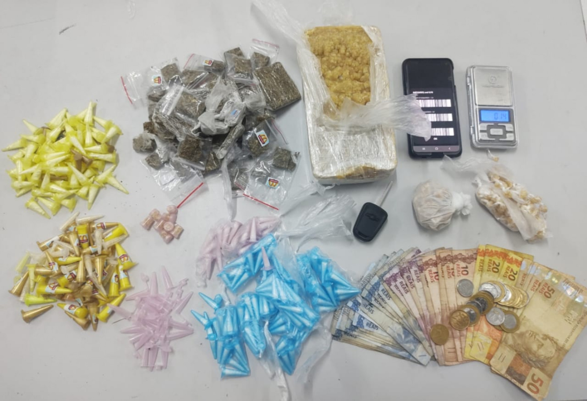 No porta-malas do veículo, os policiais encontraram entorpecentes, dinheiro e celular produto de roubo 