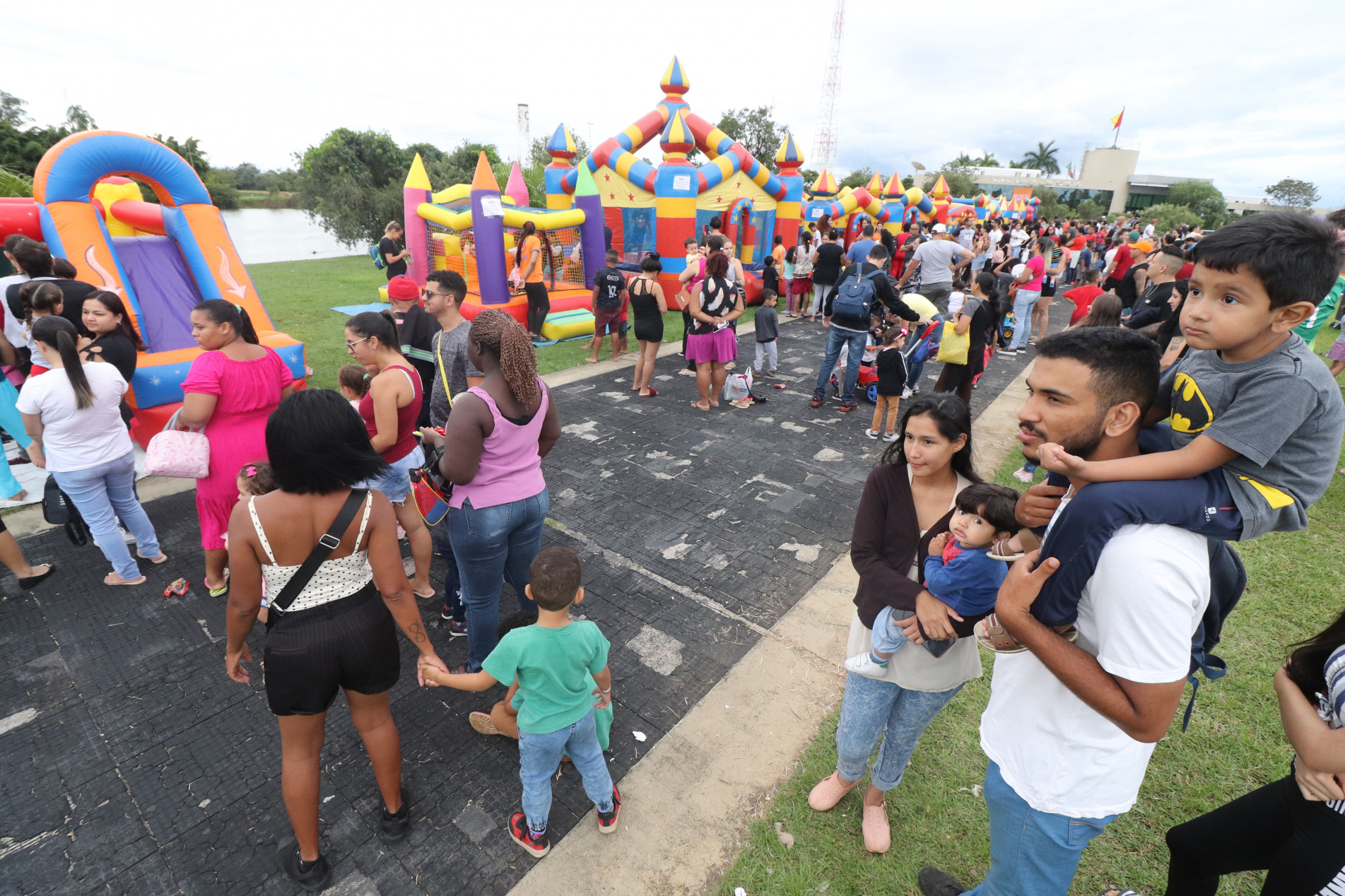 Entre as atrações, foram montados mais de 30 brinquedos infláveis