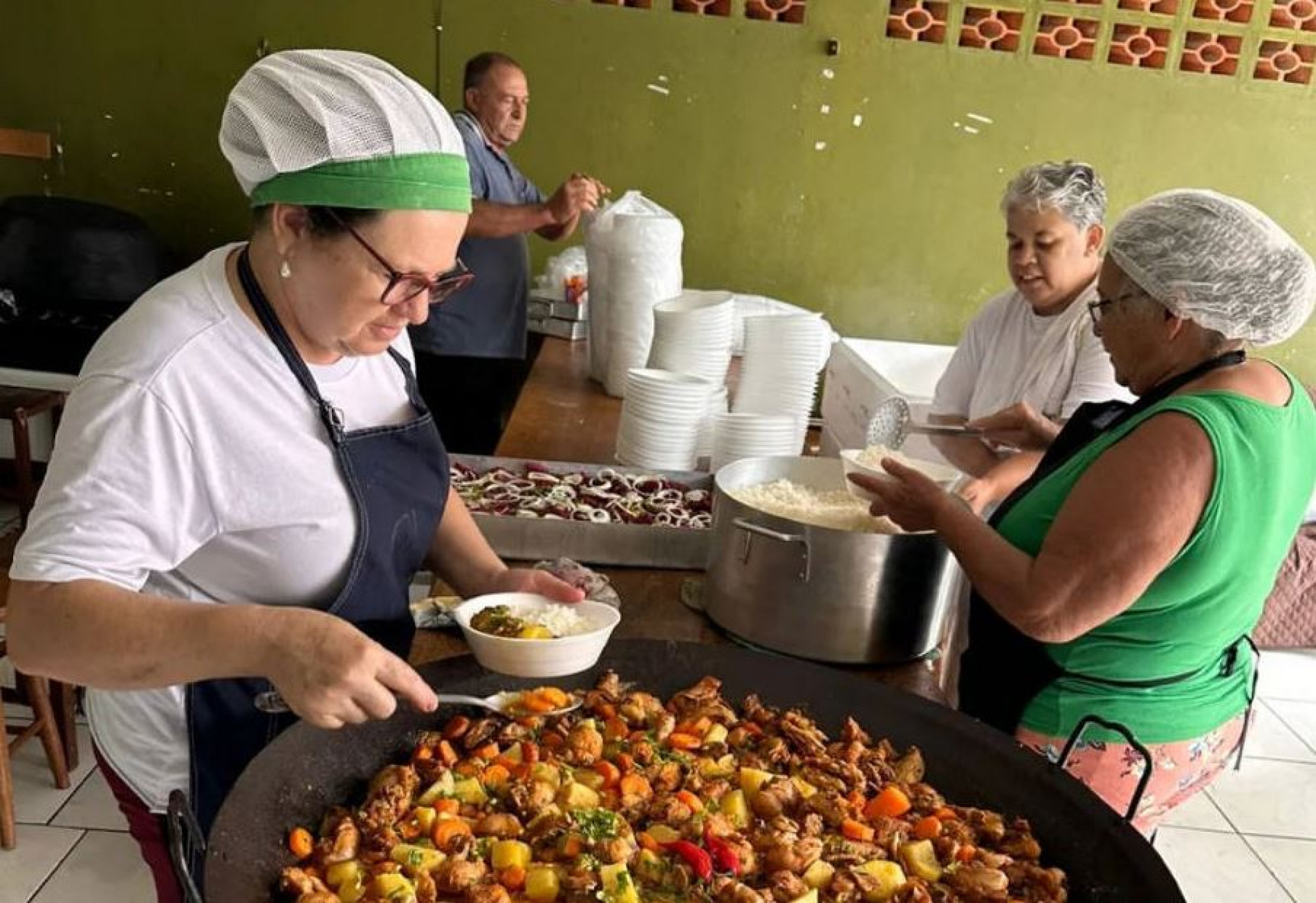 Rosemeire e outros voluntários distribuíam 200 refeições