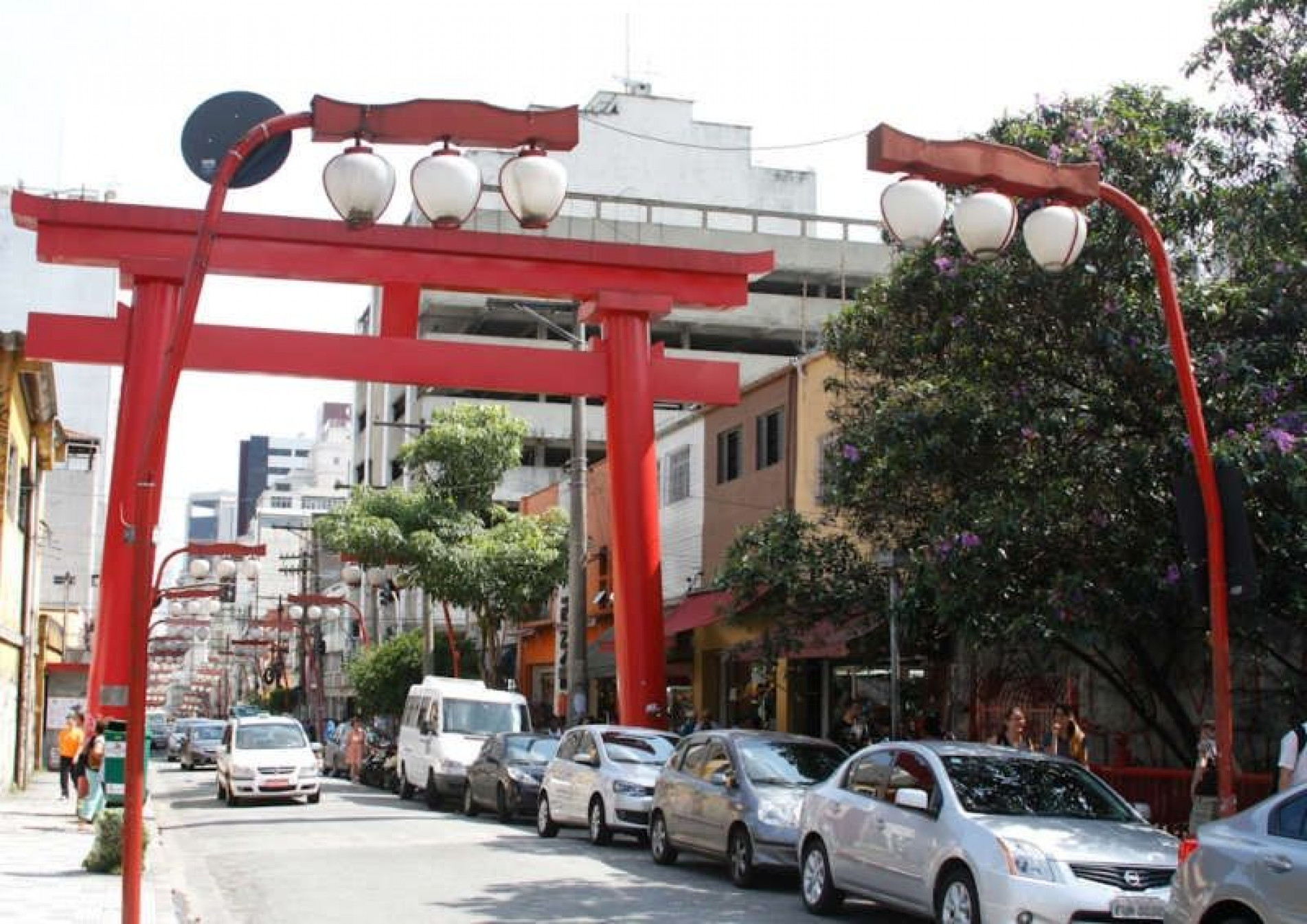 Os portais com as tradicionais luminárias japonesas estão nas principais ruas do bairro