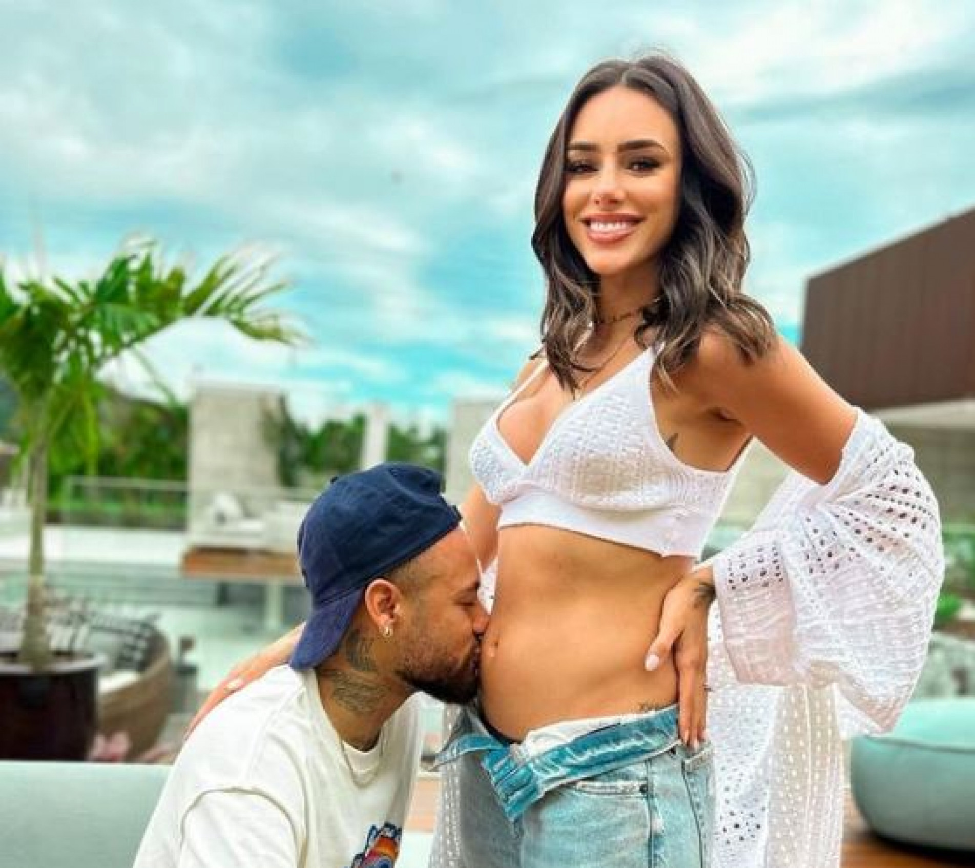 Casal anunciou a gravidez nas redes sociais nesta terça-feira (18)