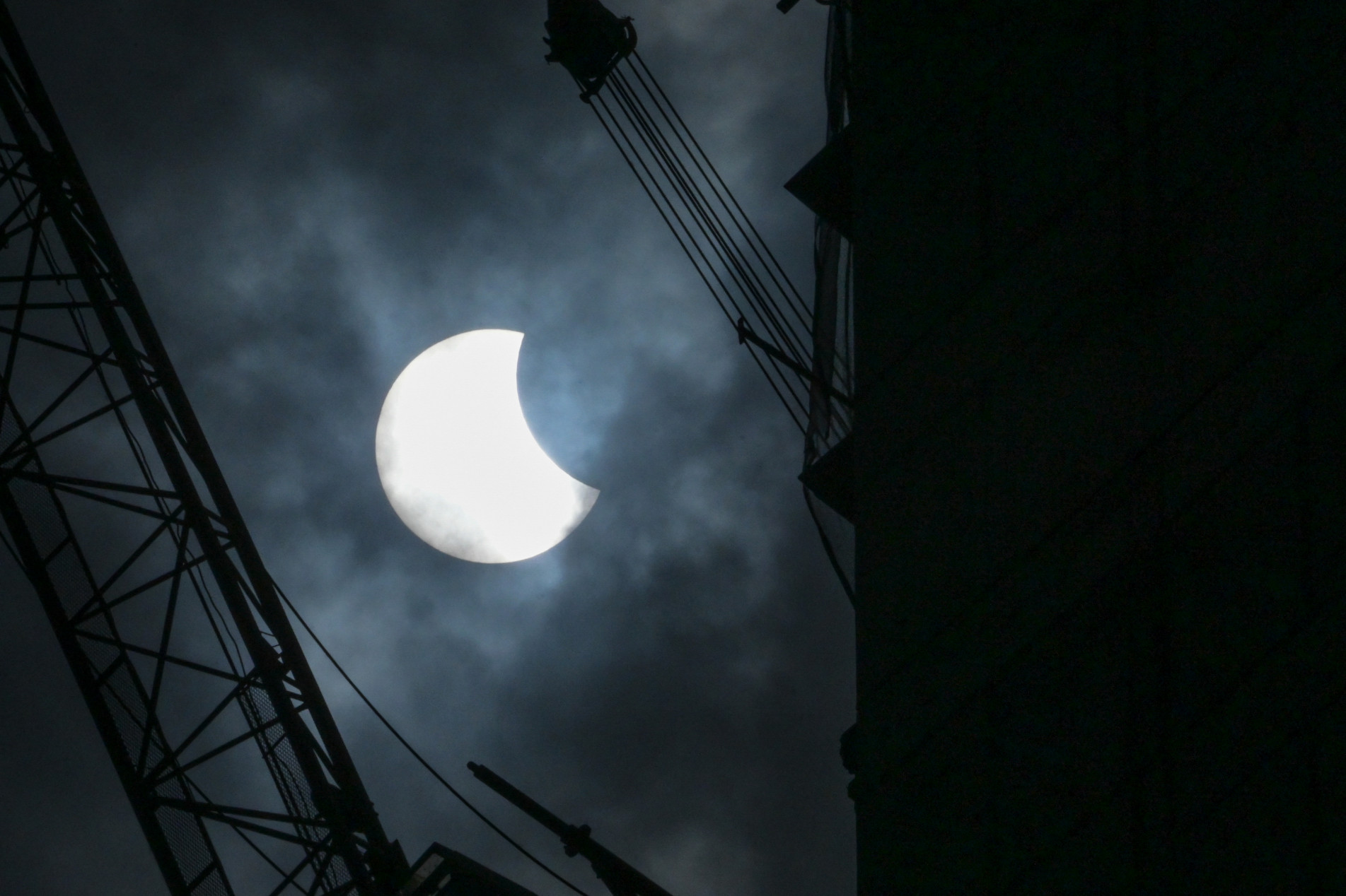  A general view showing a partial solar eclipse in Jakarta on April 20, 2023. (Photo by BAY ISMOYO / AFP)
      Caption