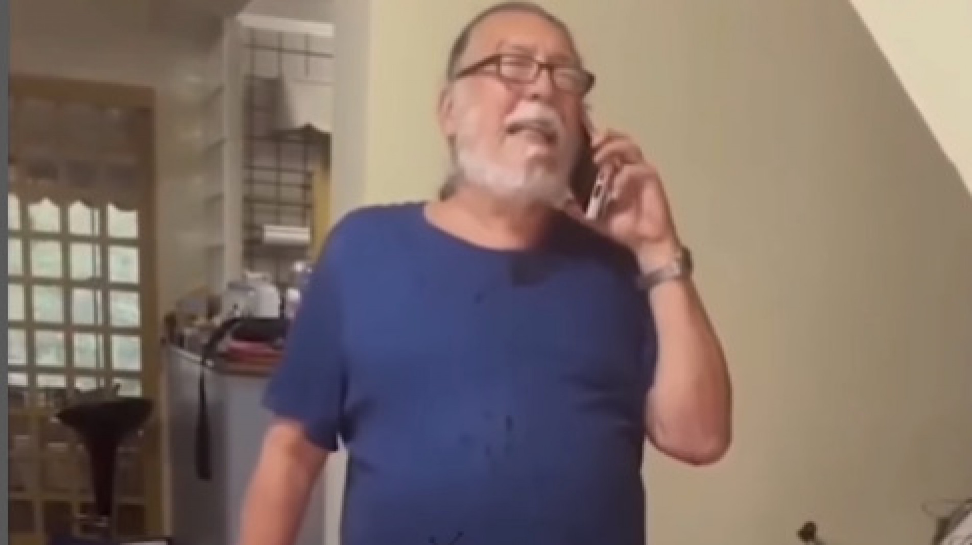 Grava&ccedil;&otilde;es registram o momento em que o perito quebra vidros de uma porta e urina em cima de uma B&iacute;blia 