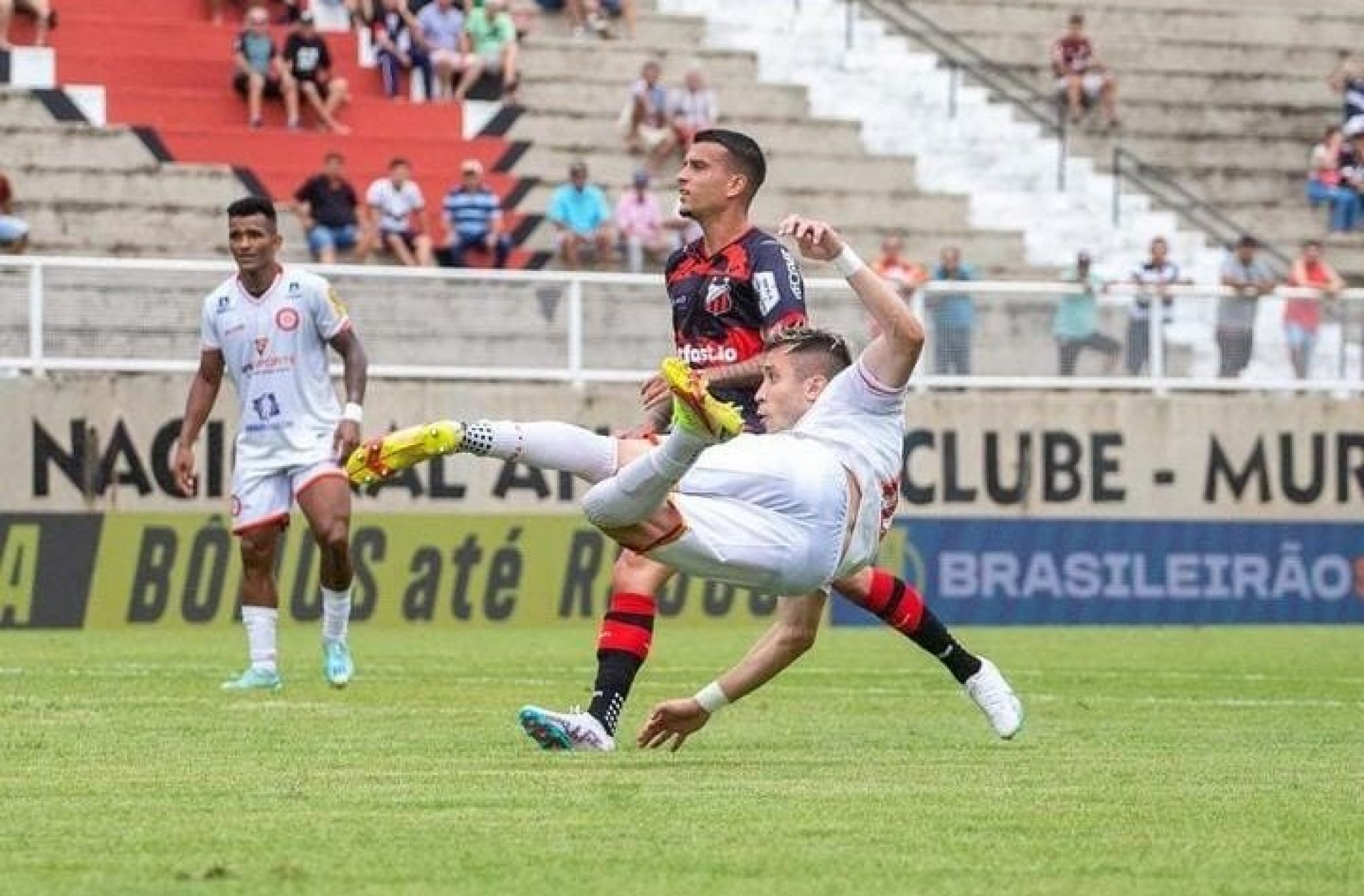 Aos poucos o Tombense impôs seu ritmo e controlou as ações do jogo