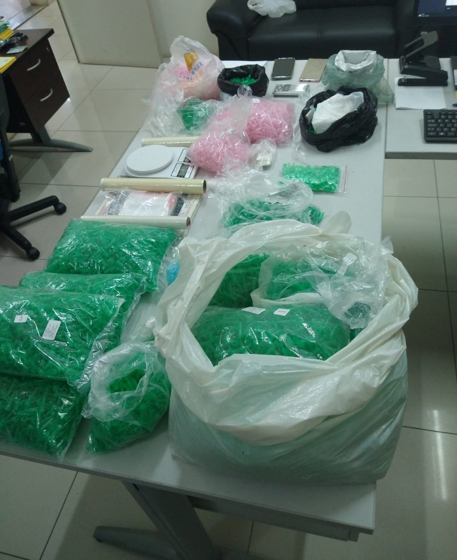 Na casa do homem, a Polícia Civil apreendeu cocaína, munições, celulares, materiais para os preparo e embalo da droga, além de anotações do tráfico