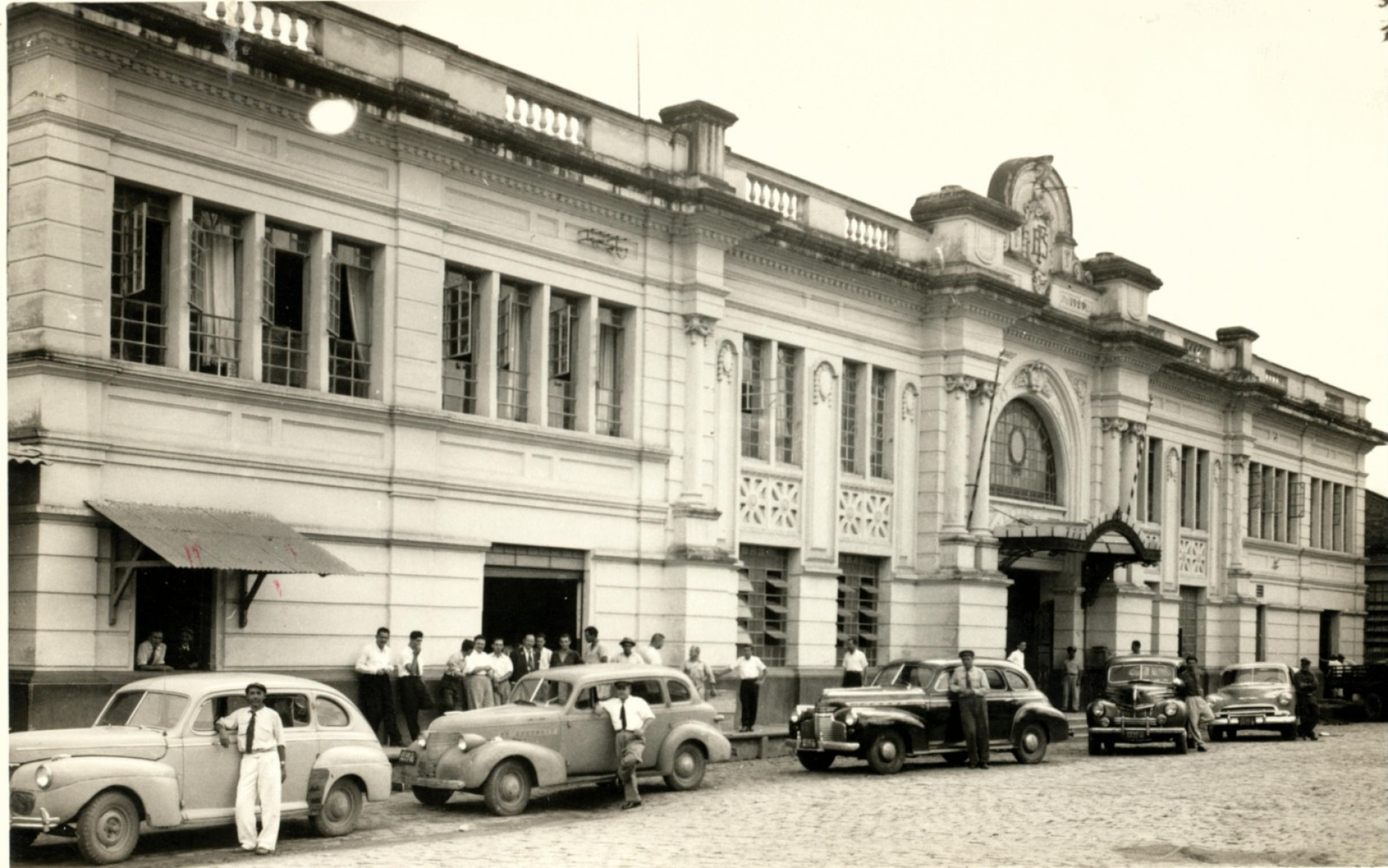 Parte da exposição, foto mostra movimento na frente da estação 
