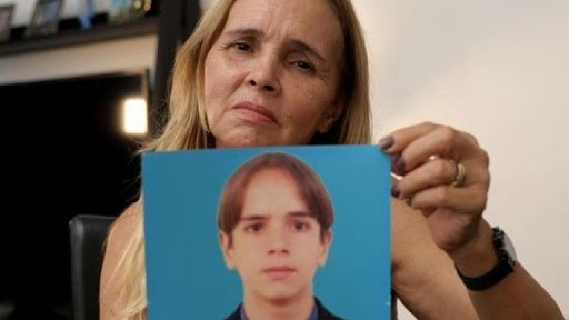 A mãe do adolescente, Marion Terra, com a foto de Lucas
