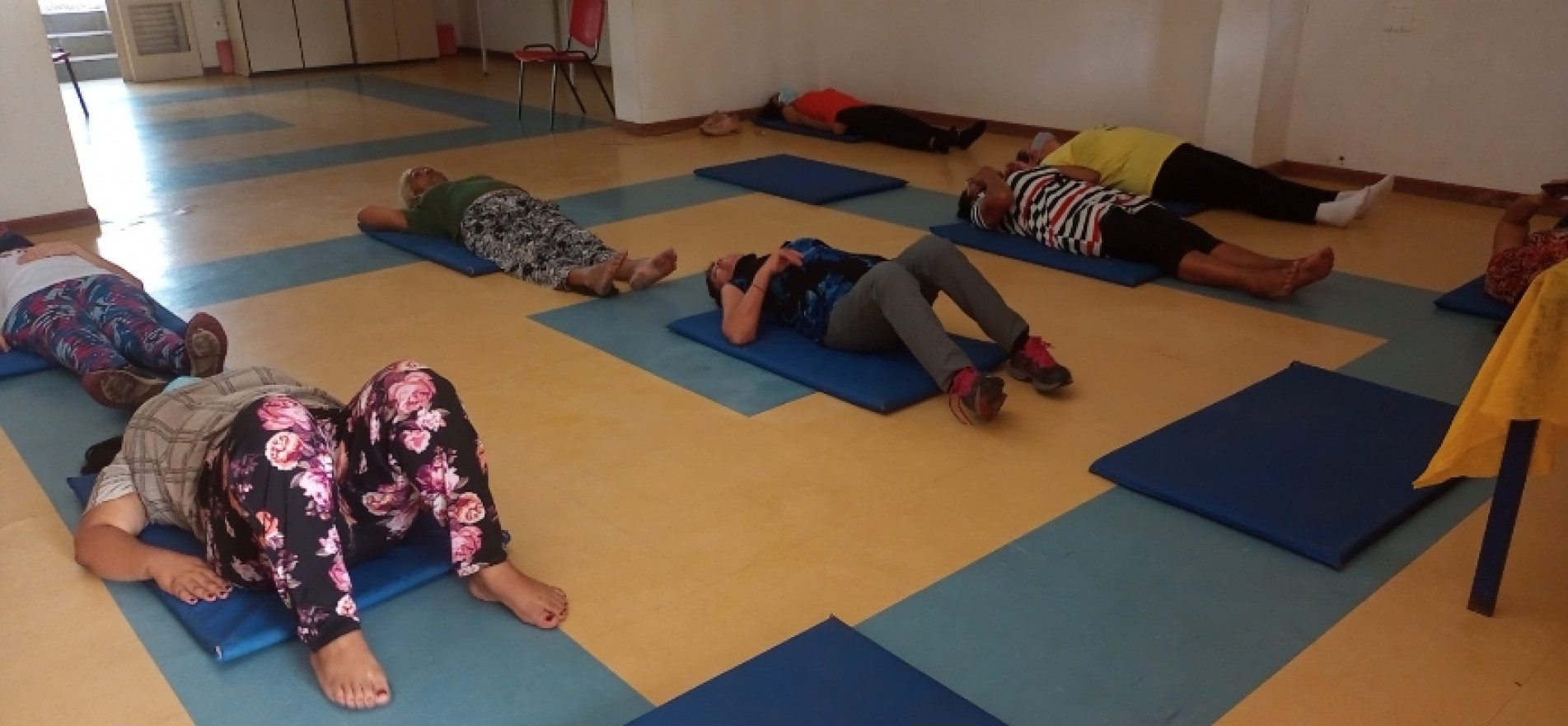 Mulheres participam de atividades como yoga, alongamento, cozinha experimental, estamparia e rodas de conversa