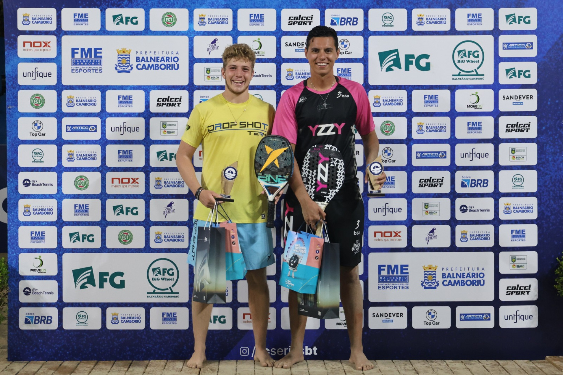  Gustavo Russo de branco e rosa e Cariani de azul, em ação na final