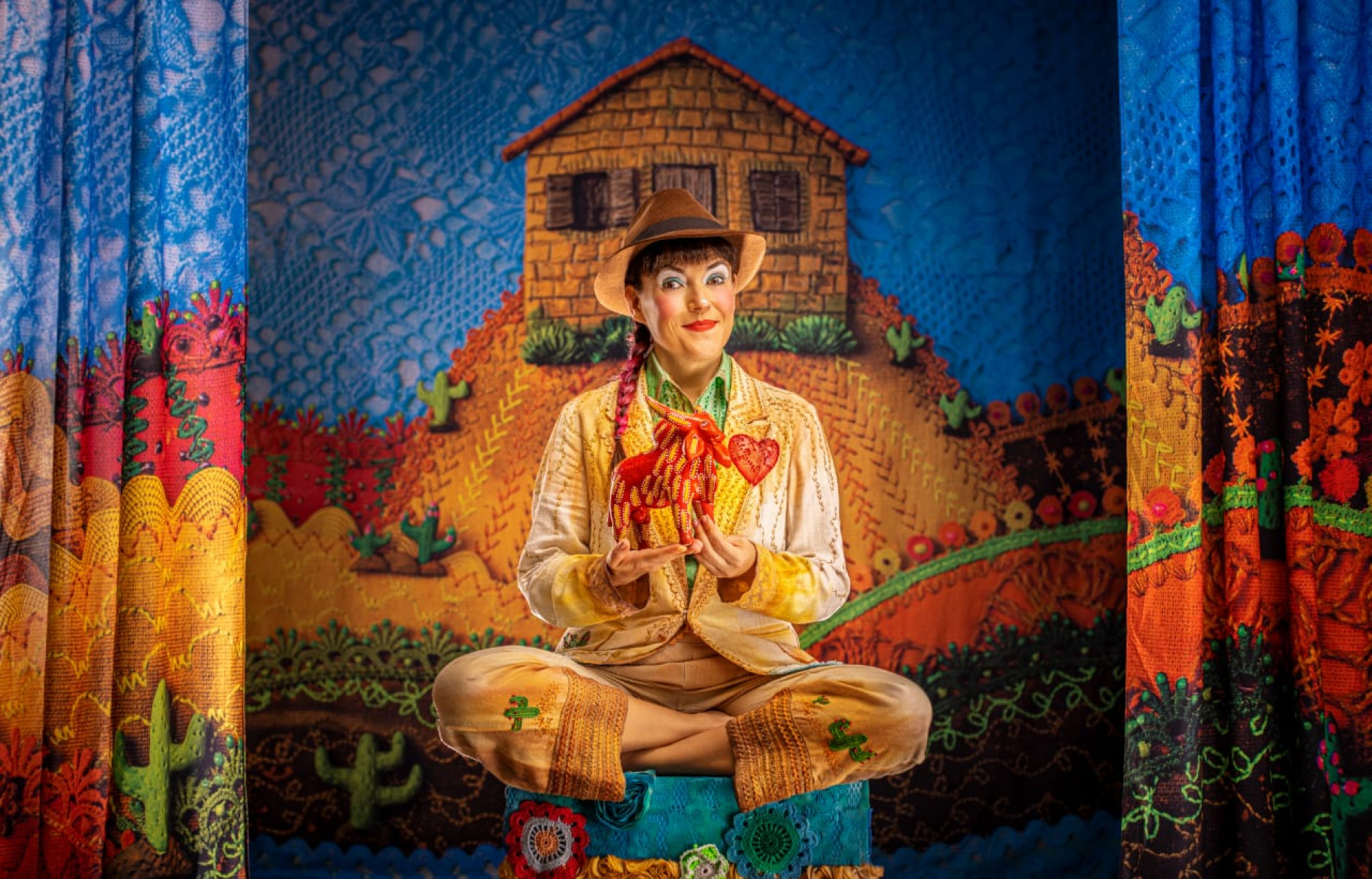 Elaine Buzato conta história inspirada nas obras do ceramista Mestre Vitalino