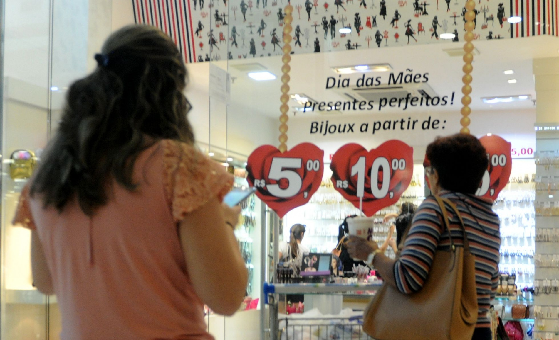 A Abrasce prevê que os shoppings devem movimentar cerca de R$ 5,7 bilhões em vendas para o Dia das Mães