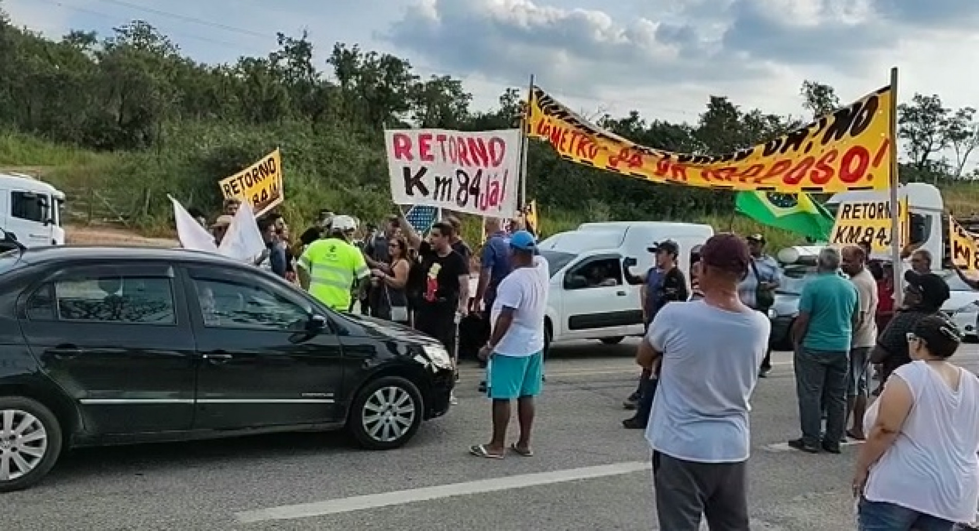 Segundo os moradores, mais de 150 pessoas estariam na rodovia reivindicando o retorno após a obra de duplicação da via