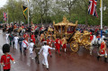 Carruagem que conduziu Charles III cruza as ruas de Londres para a alegria de milhares de brit&acirc;nicos e turistas  - ADRIAN DENNIS / AFP  
