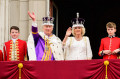 J&aacute; coroados, Challes III e Camila sa&uacute;dam os milhares de s&uacute;ditos a partir da sacada do Pal&aacute;cio de Buckingham  - LEON NEAL / AFP