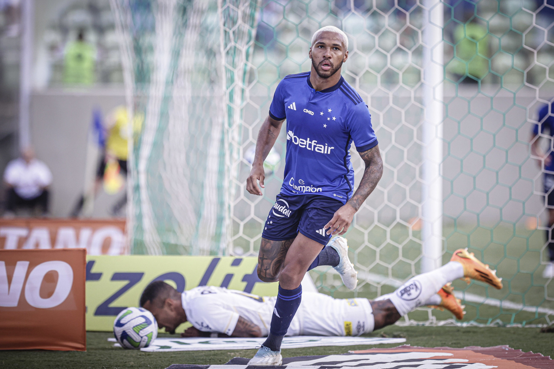 Wesley, ex-Palmeiras, fez os dois gols da Raposa