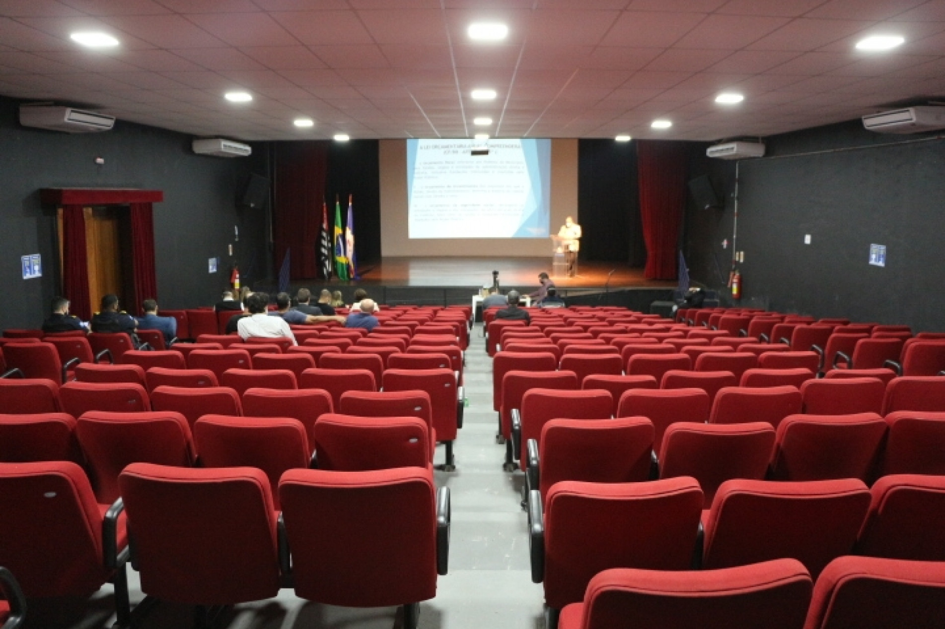 Audit&oacute;rio Municipal de Votorantim "Francisco Beranger", est&aacute; localizado na Avenida Newton Vieira Soares, 291, no centro