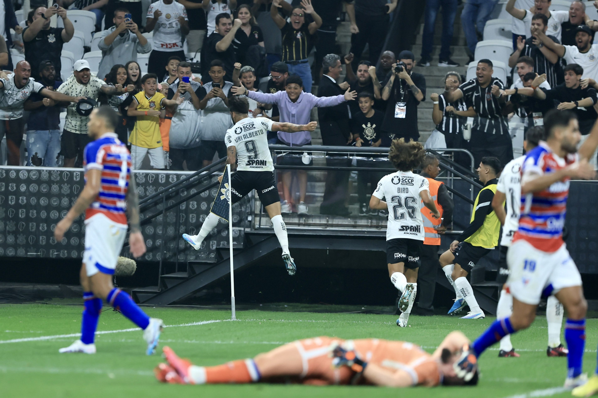 Camisa 9 deixou tudo igual aos 42 minutos do 2º tempo