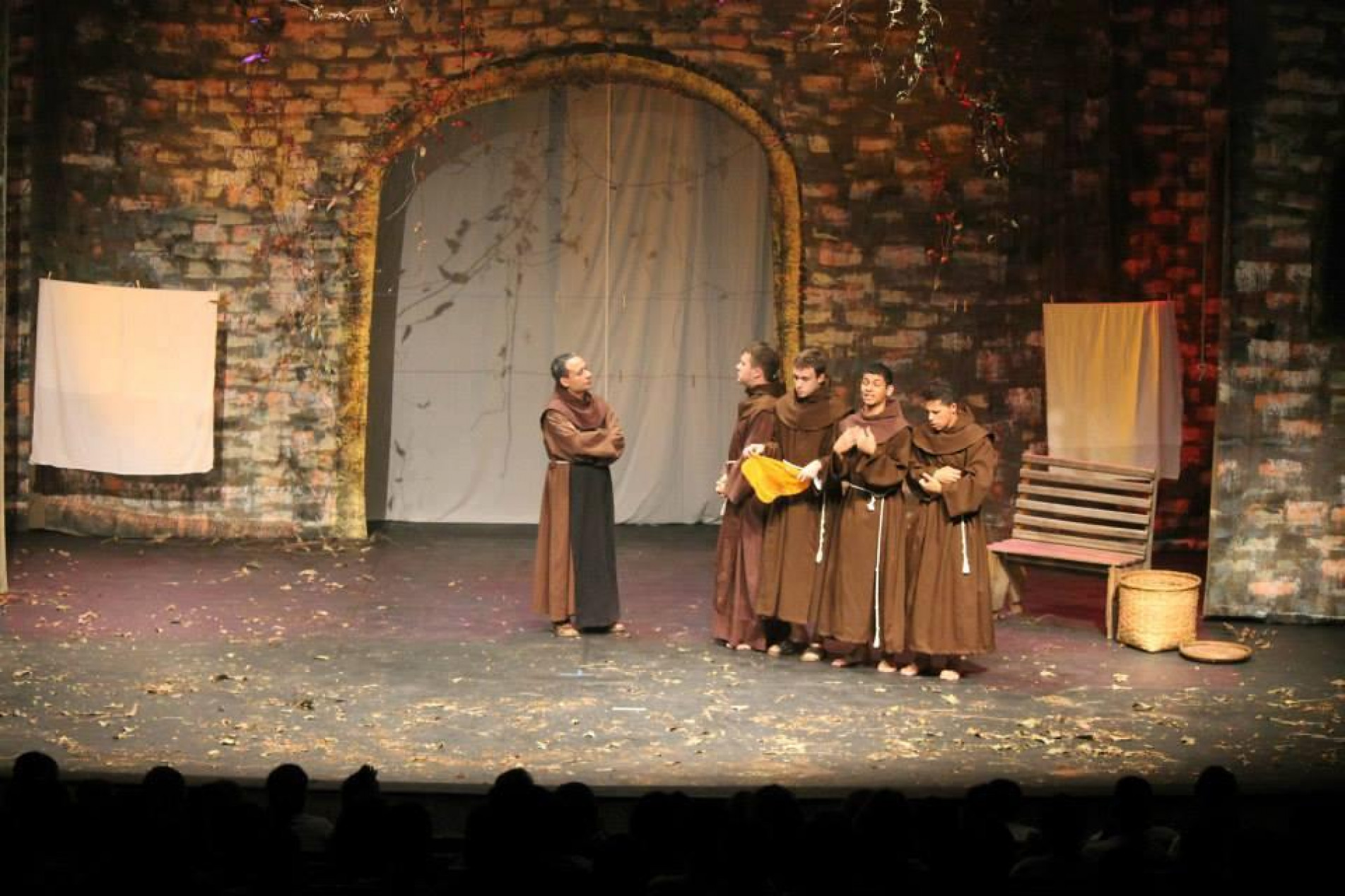 Um menino &oacute;rf&atilde;o &eacute; criado por freis em "Marcelino p&atilde;o e vinho", pe&ccedil;a que ser&aacute; apresentada no TMTV, &agrave;s 14h de quinta-feira