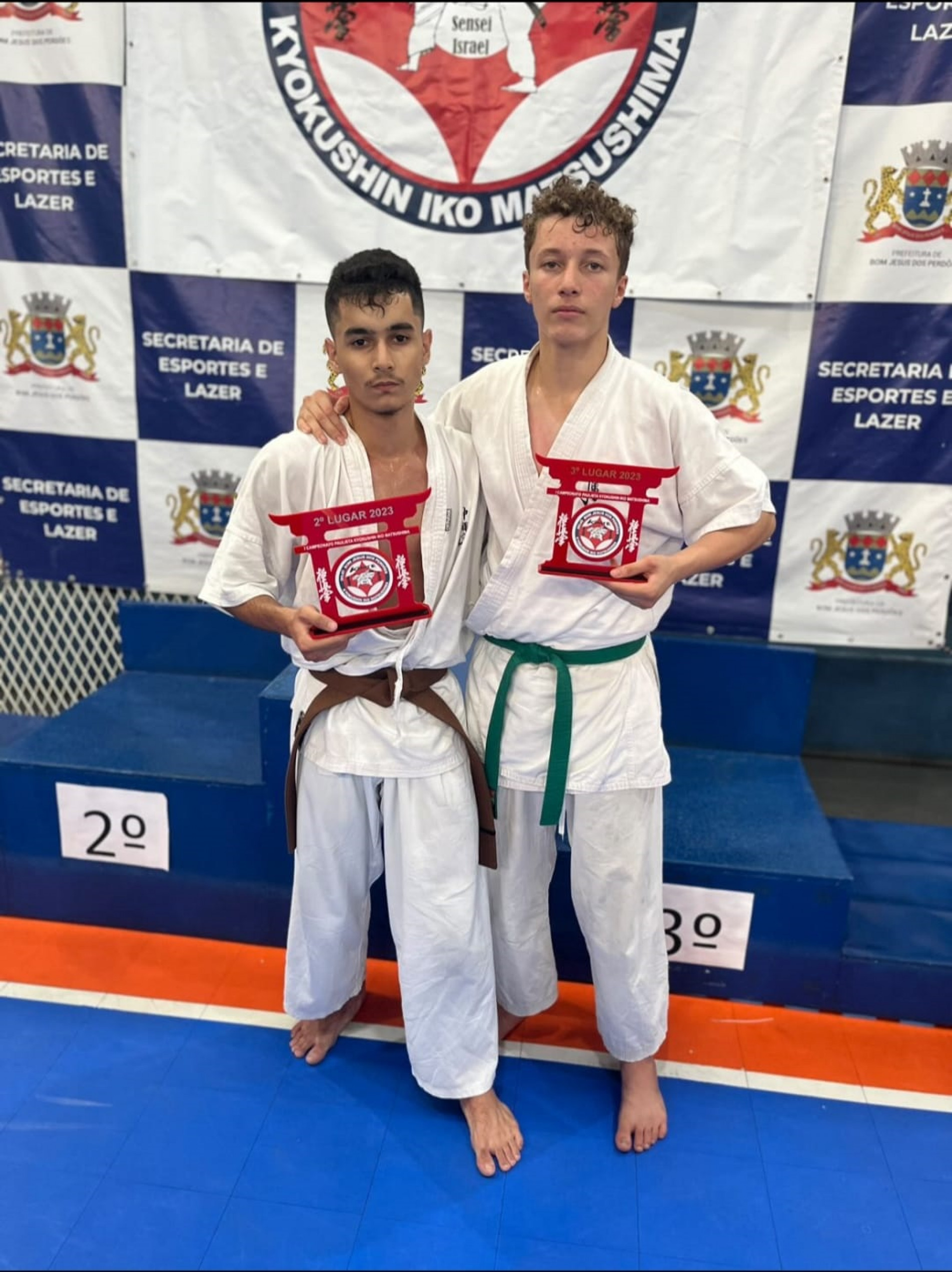 Vitor Araújo e Josué Henrique
