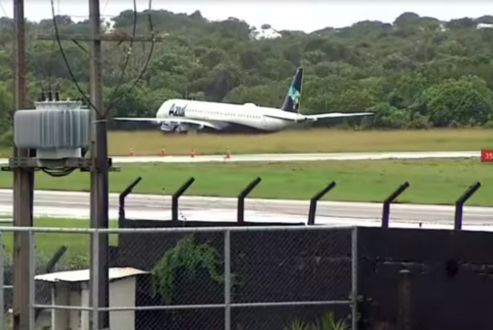 Após perder o controle durante o pouso, o avião saiu da pista e foi parar em uma área de vegetação