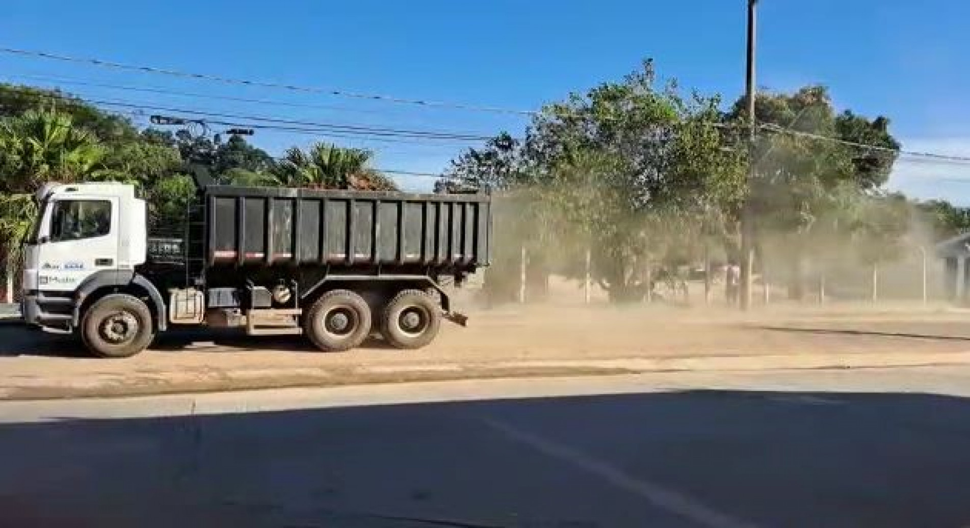 Segundo moradores, o problema é causado pelos caminhões da autarquia derrubam terra na rua