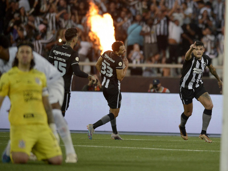Corinthians perde do Botafogo por 3 a 0 no Rio e ronda a degola