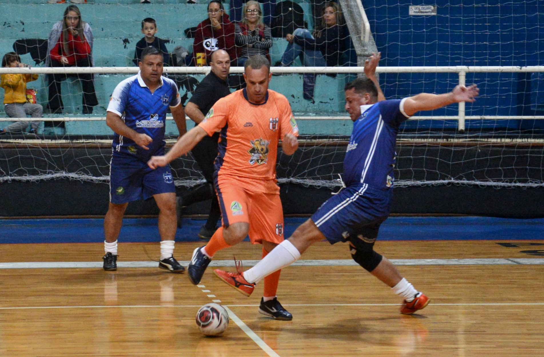 Eficaz Futsal (laranja) passou pelo PCD FC: 3 a 2