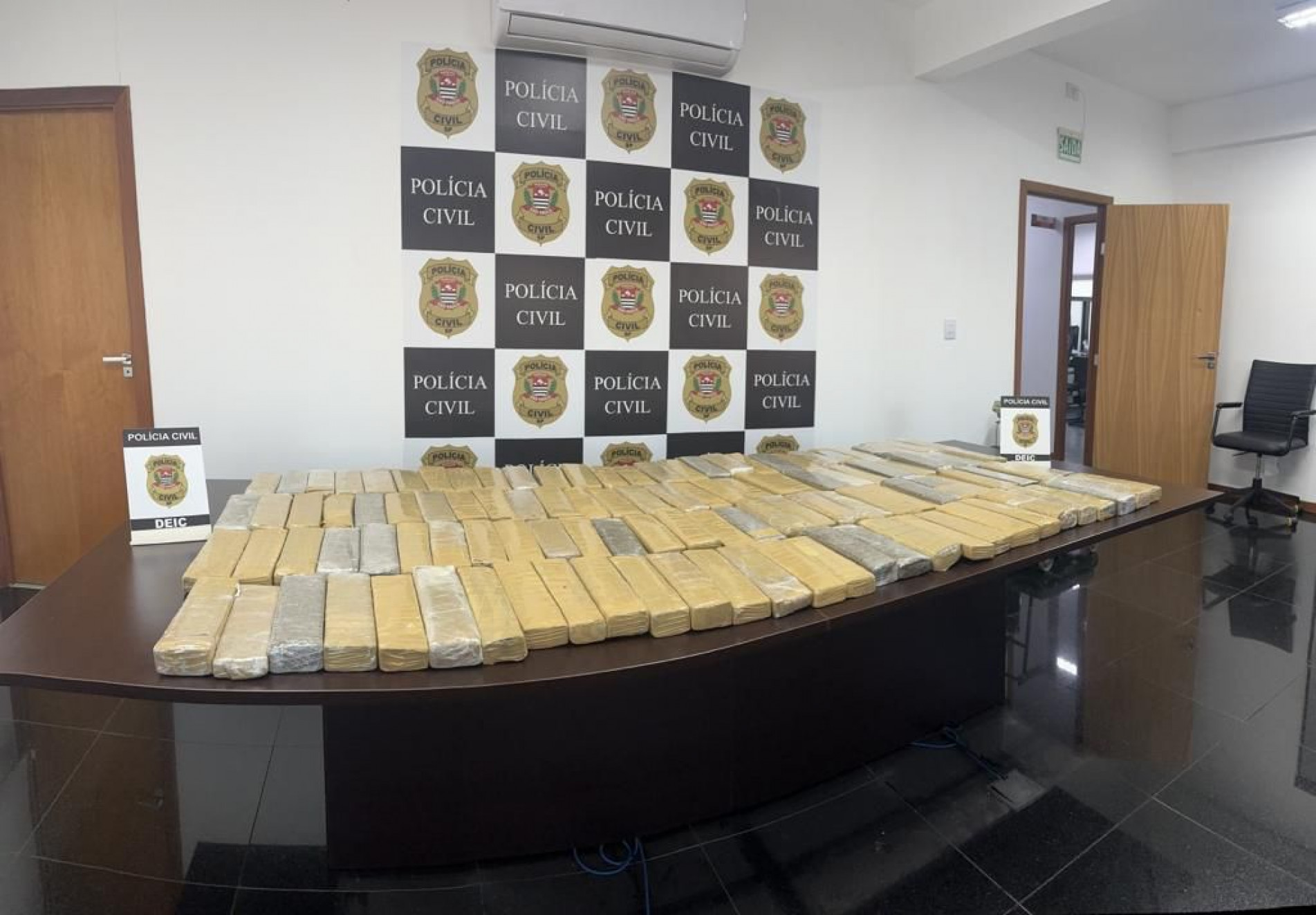 Droga foi levada para a sede da Deic, em Sorocaba