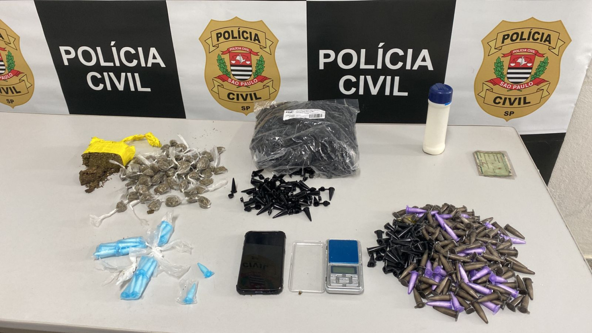 Porções de cocaína e maconha foram apreendidas