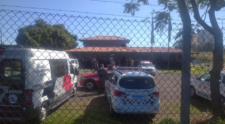 Segundo as primeiras informações, um sargento invadiu uma sala da 3ª Companhia de Polícia Militar de Salto, tendo atirado em outro sargento e em um capitão 