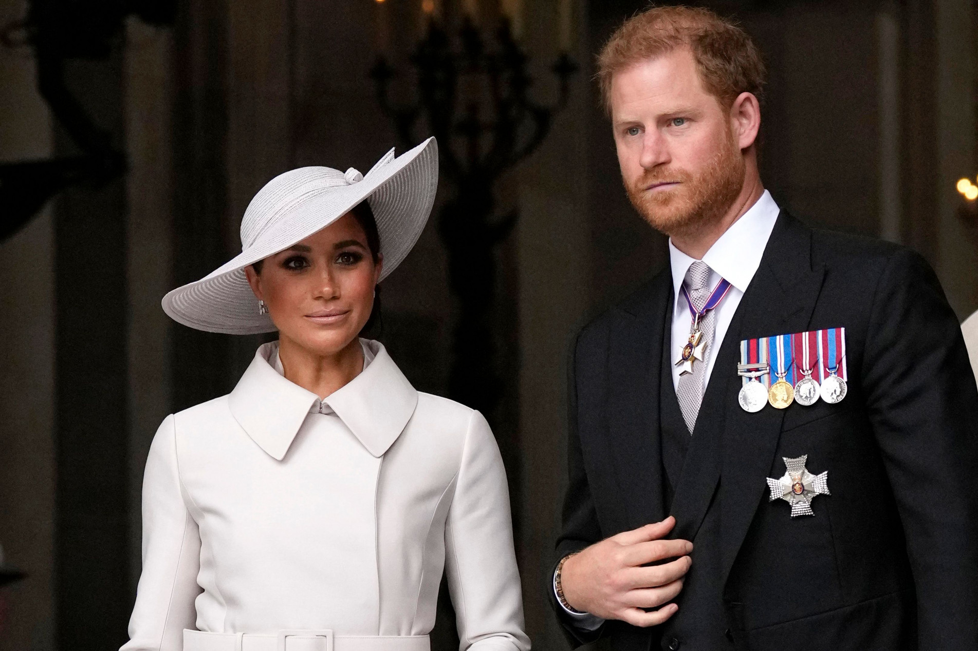 Pr&iacute;ncipe Harry ao lado da esposa, a atriz Meghan Markle