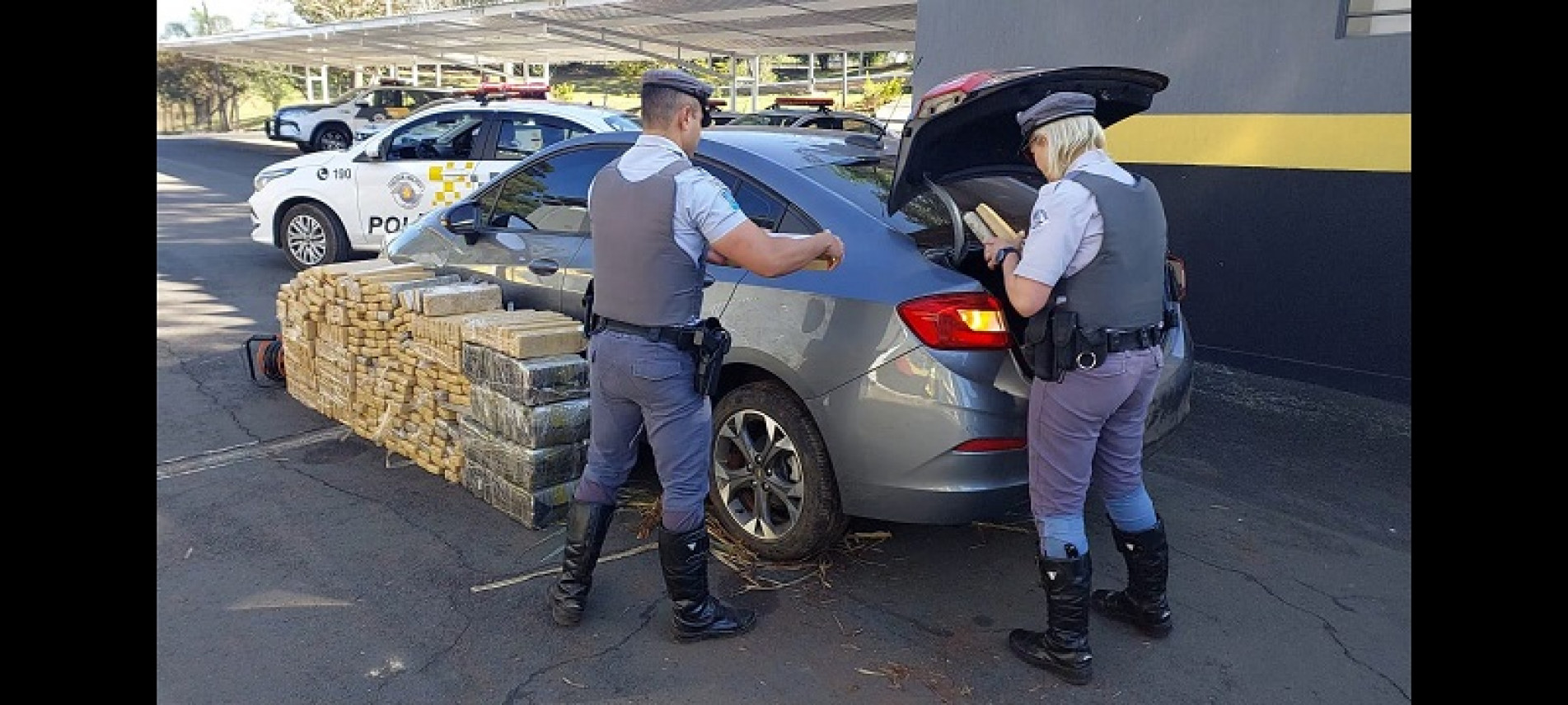 No carro os policiais encontraram os 422 quilos da droga