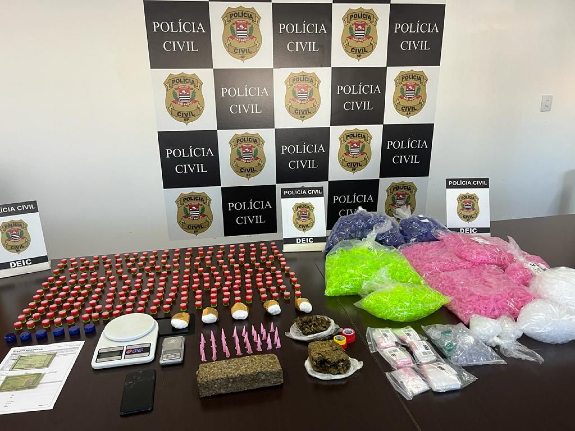 Na casa usada pelos homens para preparar drogas, a polícia apreendeu 246 porções, um tijolo e dois pedaços de maconha, além 32 porções e cinco sacos com cocaína à granel