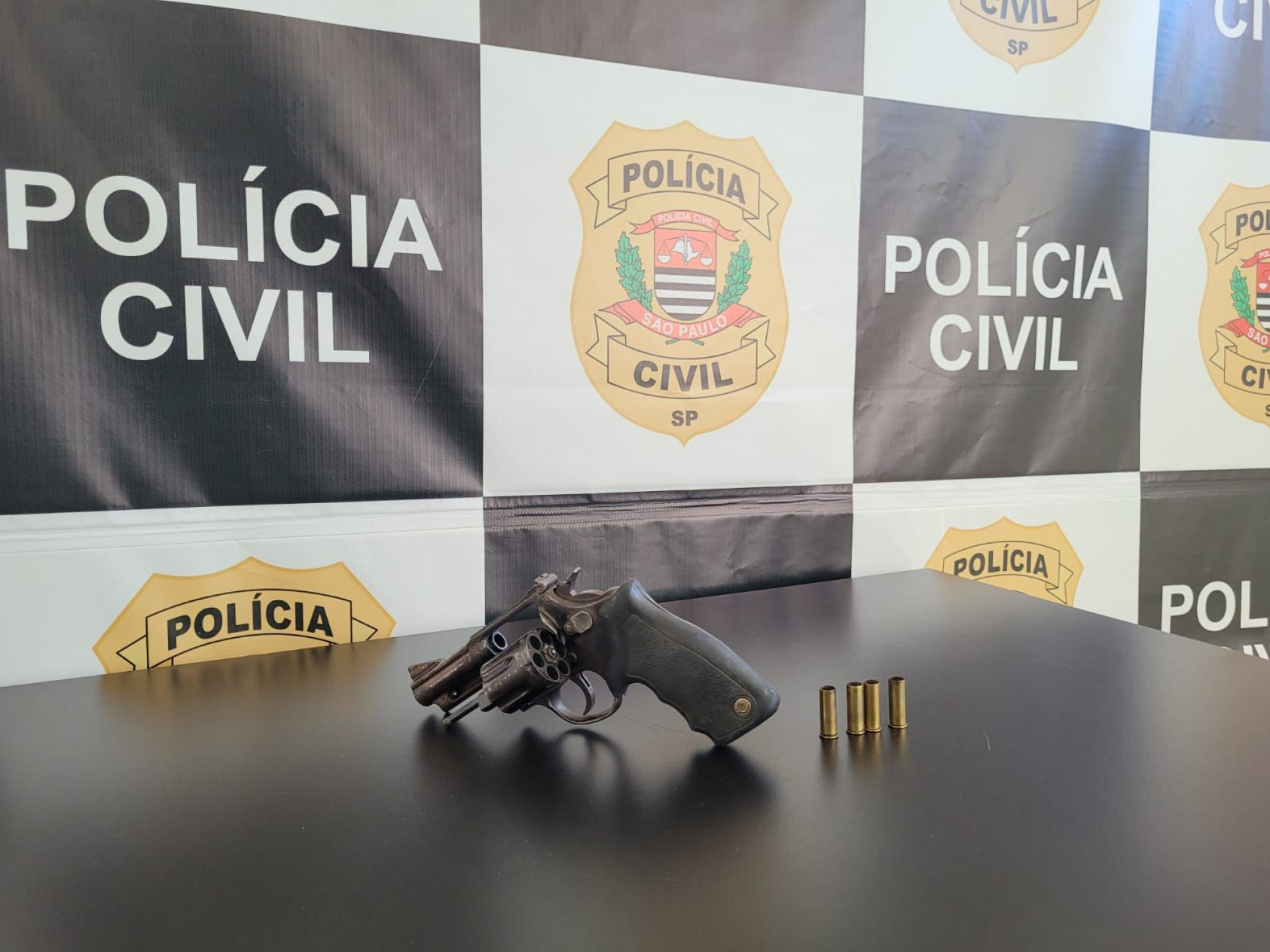 Na casa da idosa, a polícia apreendeu um revólver calibre 38 e quatro cartuchos deflagrados 