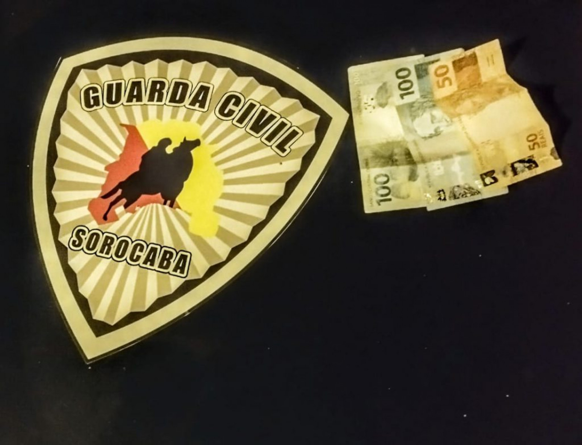 Foram apreendidos R$250