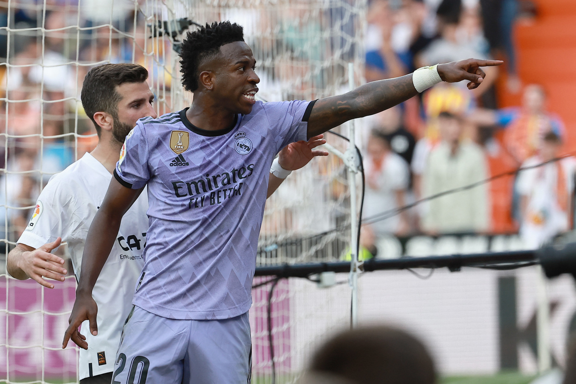 Durante o jogo, Vini Jr. se dirigiu &agrave; parte da torcida do Valencia e apontou para torcedores que o insultavam chamando-o de macaco 