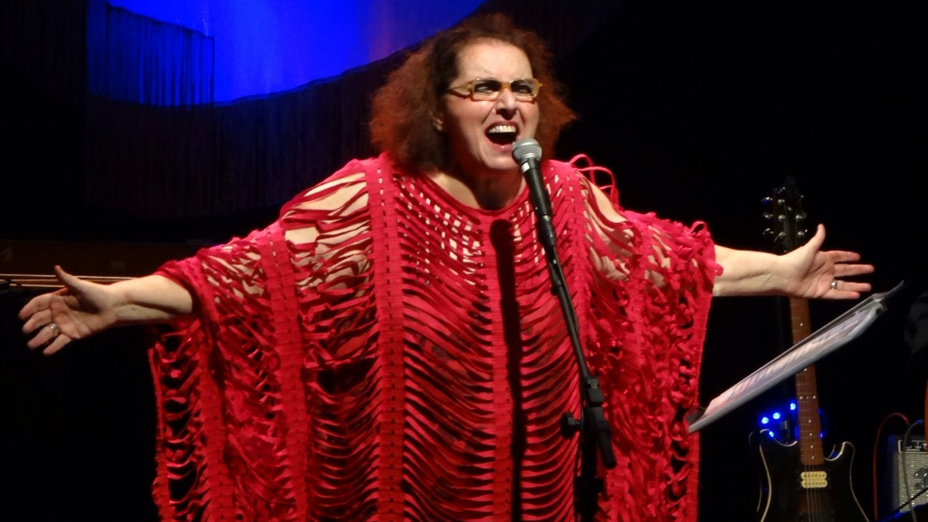 Cida tem 46 anos de carreira e, interpretando gêneros distintos, traz show inédito para a região