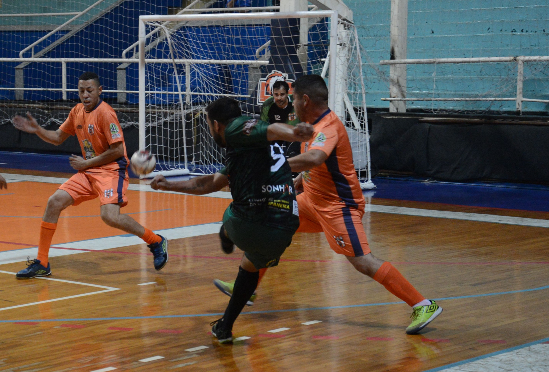 Ontem, pelo Veterano, o KFC ganhou do Eficaz por 6 a 3