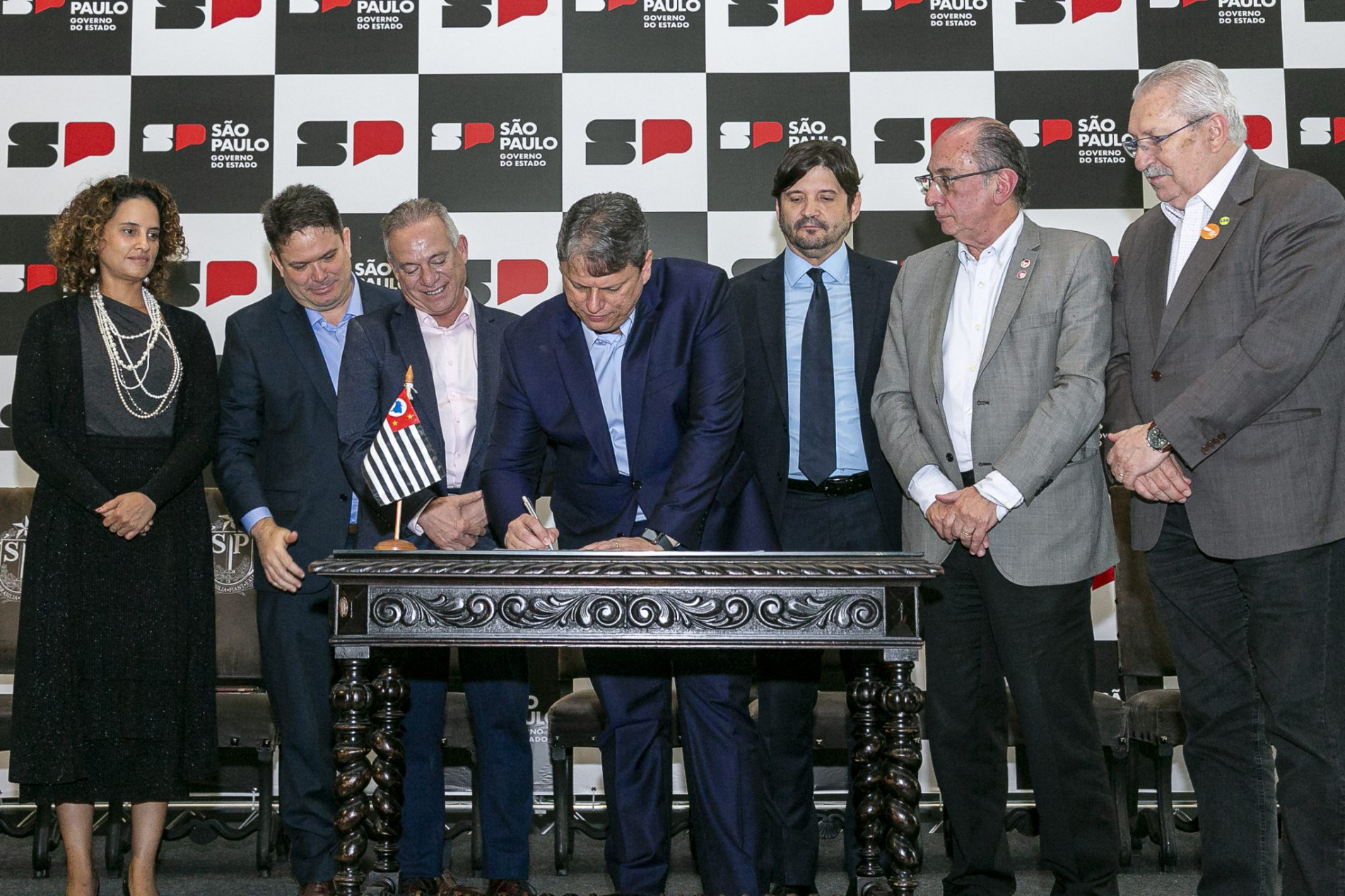  Tarcísio de Freitas sancionou, em evento no Palácio dos Bandeirantes, o novo salário mínimo estadual
