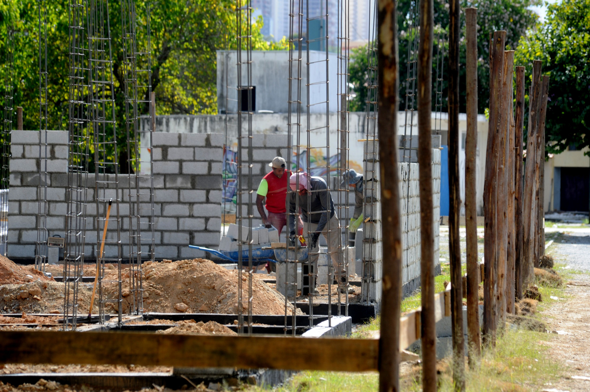 Estruturas de blocos estão sendo construídas na parte central do terreno para abrigar serviços aos futuros visitantes