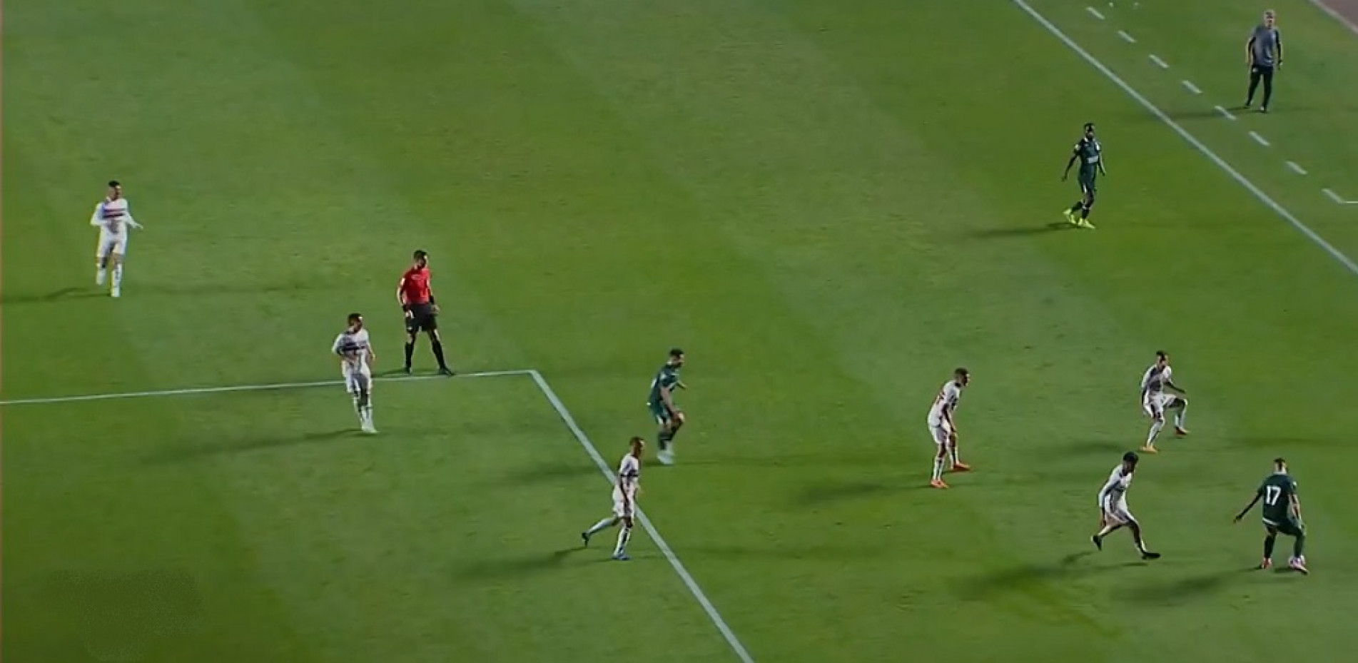 O São Paulo iniciou o jogo rodando bastante a bola, trocando passes até encontrar um espaço na defesa adversária e finalizar