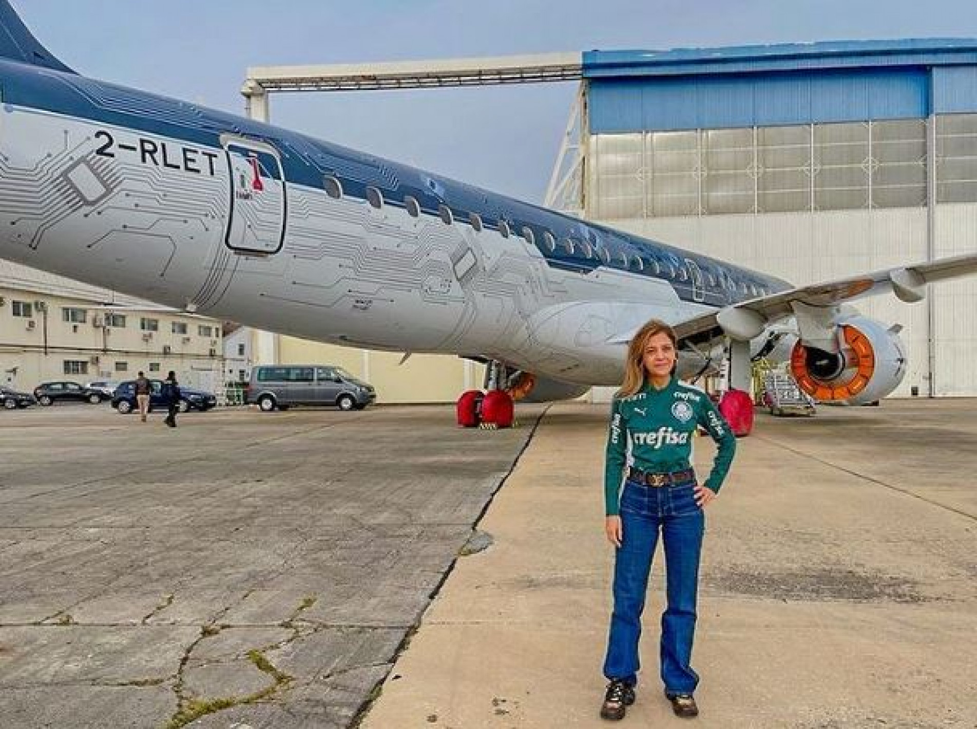 Leila tirou foto ao lado da aeronave e publicou em suas redes sociais em 18 de fevereiro 
